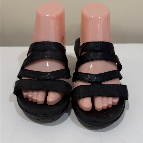 CROCS Leigh-Ann Black Leather Strappy 2” Wedge Sandals (sz7) - Picture 4 of 5